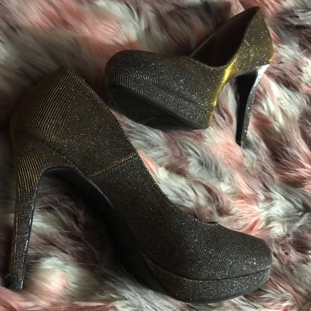 Gold/Silver Heels - Picture 2 of 7